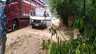 Sakarya Nehri taştı Söğüt-İnhisar yolu selden dolayı trafiğe kapandı