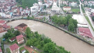 Salıpazarında sağanak