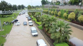 Samsun yine sele teslim: Karayolu göle döndü