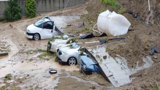 Samsunda istinat duvarı 5 aracın üzerine devrildi: Olay anı kamerada