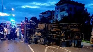 Samsunda kargo kamyonu devrildi: 1 ölü