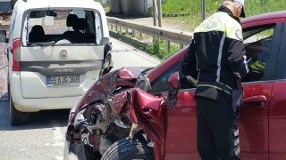 Samsunda otomobil hafif ticari araçla çarpıştı: 2 yaralı