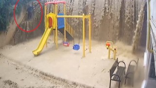 Samsunda sel sularından kaçma anı kamerada