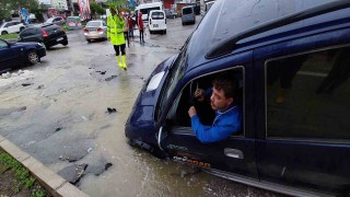 Samsunda sel: Yollar çöktü, araçlar yolda kaldı
