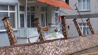 Samsunda selden yıkılan parkın duvarı evlerin balkonlarına zarar verdi