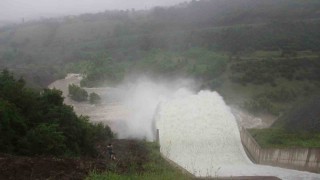 Samsunda su seviyesi yükselen barajın kapakları açıldı