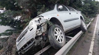 Samsunda yoldan çıkan otomobil bariyere çıktı