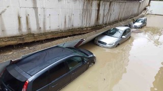 Samsunun sağanakla imtihanı: Atakumda bodrum katları su bastı, istinat duvarı yıkıldı