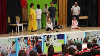 Şanlıurfada bağımlılıkla mücadele konulu tiyatro oyunu sahnelendi