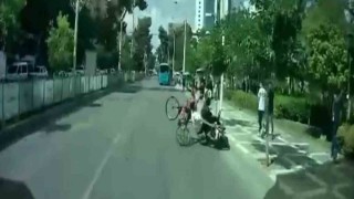 Şanlıurfada motosiklet ve bisikletin çarpışma anı kamerada