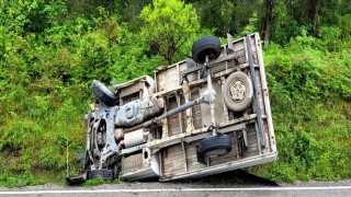 Şarampole devrilen kamyonetteki 2 kişi yaralandı