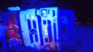 Şarampole devrilen tırın sürücüsü yaralandı