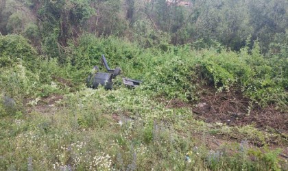 Şarampole uçan otomobildeki 3 kişi yaralandı