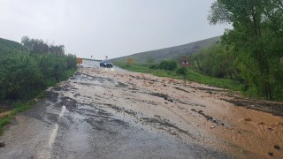 Sel kısmen yolu trafiğe kapattı