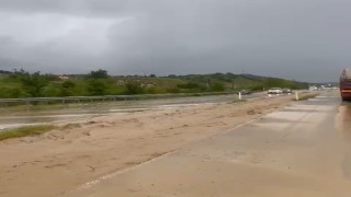 Sel suları Ankara-Çorum karayolunda sürücülere zor anlar yaşattı