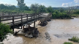 Sel suları köprüyü kullanılmaz hale getirdi
