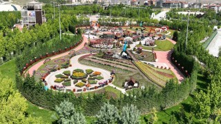 Selçuklu Çiçek Bahçesi 400 bin çiçekle görsel şölen sunuyor