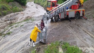 Selde mahsur kalan aileyi itfaiye ekipleri kurtardı