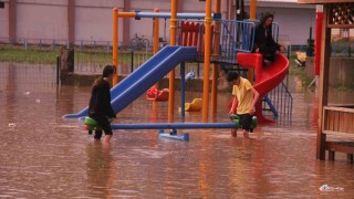 Sele aldırış etmeden oyunlarına devam ettiler