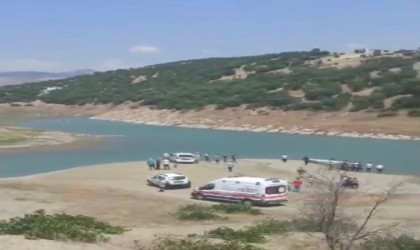 Serinlemek için girdiği baraj gölünde canından oldu