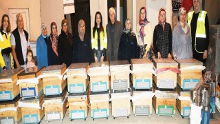 Sertifikalarını alan kursiyerlere içinde arı olan kovanlar dağıtıldı