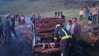 Seyir halindeki otomobil alev alev yandı