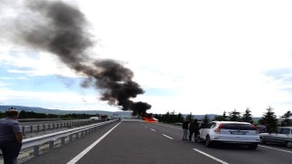 Seyir halindeki otomobil alev alev yandı
