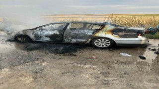 Seyir halindeki otomobil alev topuna döndü