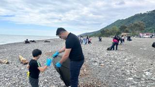Sezon öncesinde vatandaşlar Karadeniz sahilini temizledi