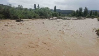 Şiddetli sağanak hayatı felç etti, tarım arazileri zarar gördü