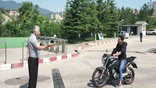 Sınav saatini kaçıran aday güvenlik görevlisine bela okudu