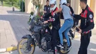 Sınava geç kalan öğrencilerin imdadına polis ekipleri yetişti