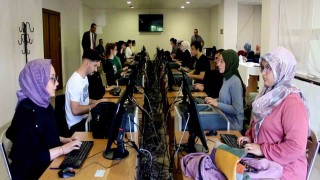 Sivasta katip adayları klavye sınavında ter döktü