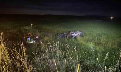 Sivasta otomobil yoldan çıkarak takla attı: Anne, baba ve bebekleri yaralandı