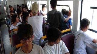 Sokakta çalışan çocuklar ilk defa deniz otobüsüne binip Van Gölünde tur attı