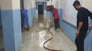 Su basan okulda temizlik çalışmaları başladı