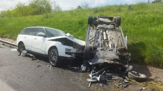 Su birikintisine kapılan cip ters istikamete döndü: 3 yaralı