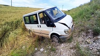 Sungurluda minibüs tarlaya uçtu: 1 ölü