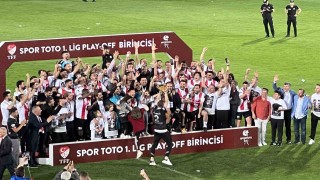 Süper Lige yükselen Pendikspor kupasını coşkuyla kaldırdı