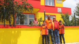 Takımı şampiyon olunca evini sarı-kırmızıya boyattı