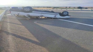 Takla atan otomobildeki 3 kişi yaralandı