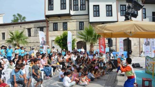 Tarihi St. Paul Meydanında tiyatro gösterimi