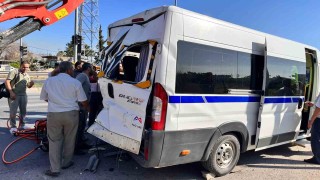 Tarsusta işçi servisi ile kamyon çarpıştı: 8 yaralı