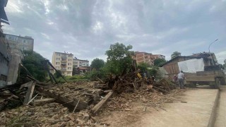 Taşköprüde 13 metruk bina yıkıldı