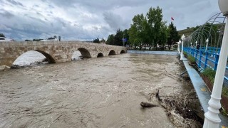 Taşköprüde tarihi köprü su debisinin yükselmesi nedeniyle trafiğe kapatıldı