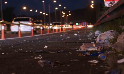 Tatilcilerin yoğunluğu azaldı, çöpleri yollarda kaldı