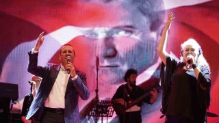 Teferic Şenliklerinde Suzan Kardeş ve Mesut Erginden İzmir Marşı sürprizi