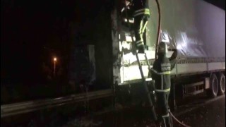 TEMde alev topuna dönen tır trafiği durdurdu