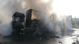 TEMde tır alev alev yandı: O anlar kamerada