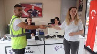 Temizlik işçisi bulduğu yüklü miktarda para dolu cüzdanı sahibine teslim etti